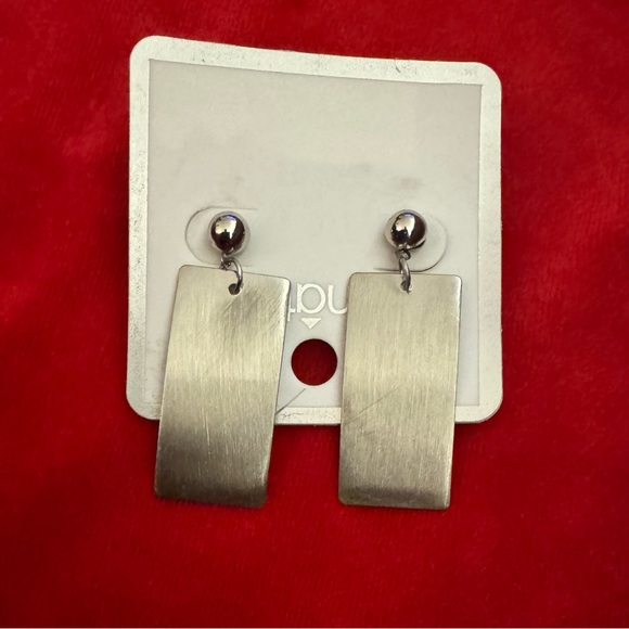 3 for $10 mix & match Brand new Le chateau silver toned earrings - Picture 4 of 7